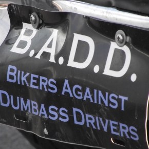 Mordiendose la lengua.