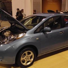 Nissan LEAF 2012: un Versa (Tiida)&nbsp;electrificado.