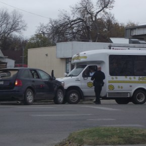 Tractocamion y minibus vs Edge, obvio&nbsp;perdedor.