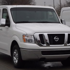 Nissan NV 3500 HD Pasajeros: Enorme y&nbsp;fea.