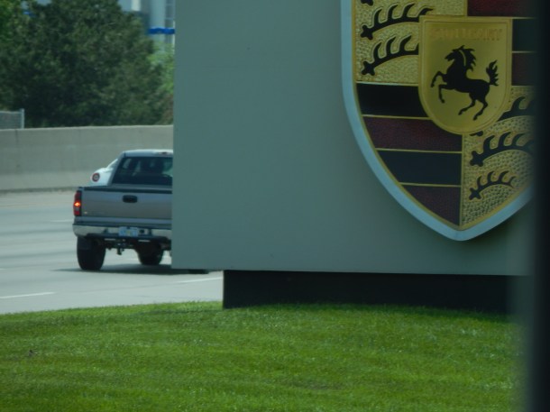 Increiblemente, aunque no lo crean y casi no lo vean, en esta foto sale un pedazo de un Ferrari 599 Fiorano que era seguido por un 360 Modena que no salio, necesito una camara mas rapida.