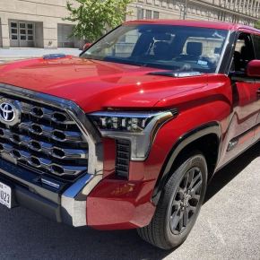 Manejando: Toyota Tundra&nbsp;2023.