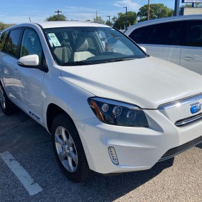 Manejando: Toyota RAV4 EV&nbsp;2014.