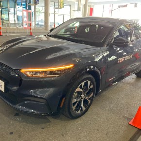 Manejando: Ford Mustang Mach-E&nbsp;2023.