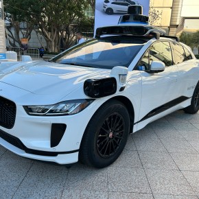 Paseando: en un coche totalmente autónomo de&nbsp;Waymo.