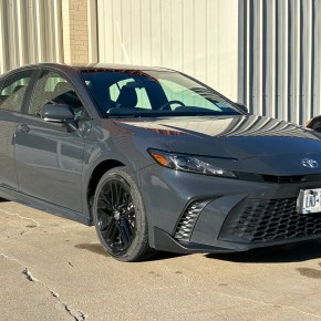 Manejando: Toyota Camry SE&nbsp;2025.